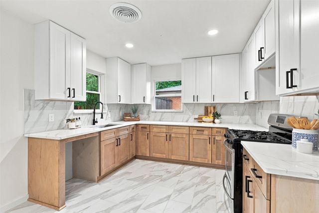 1112 Noble Avenue, Carrollton, TX 75006