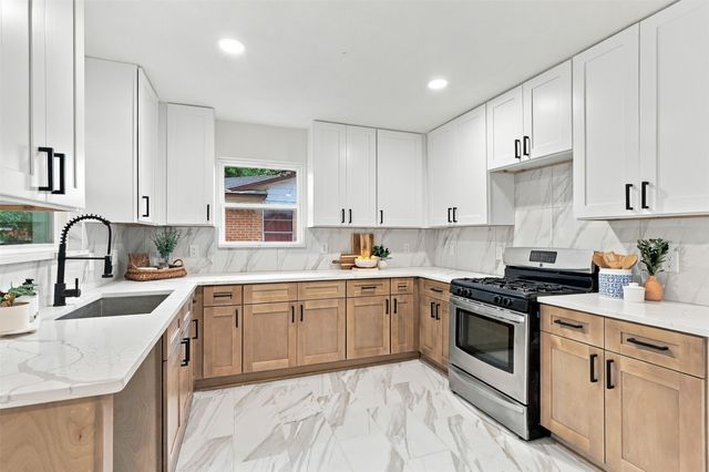 1112 Noble Avenue, Carrollton, TX 75006