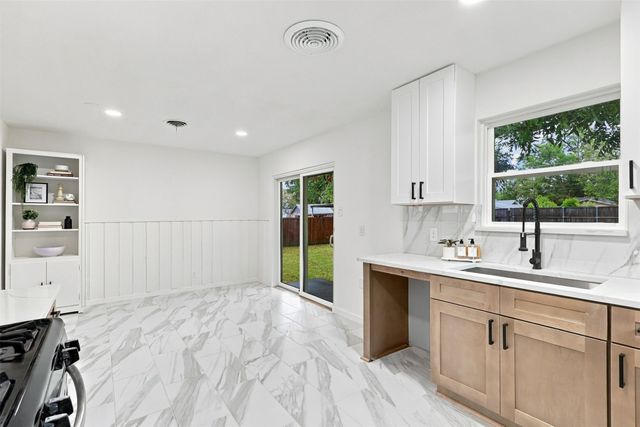 1112 Noble Avenue, Carrollton, TX 75006