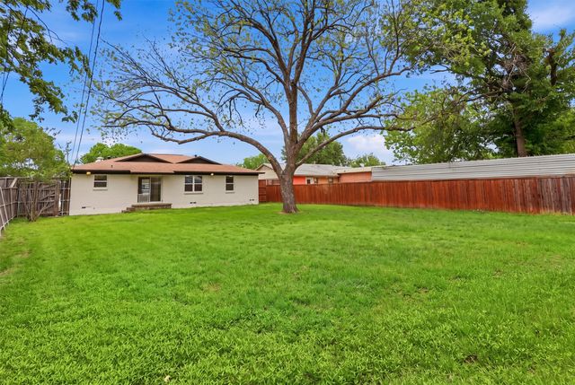 1112 Noble Avenue, Carrollton, TX 75006