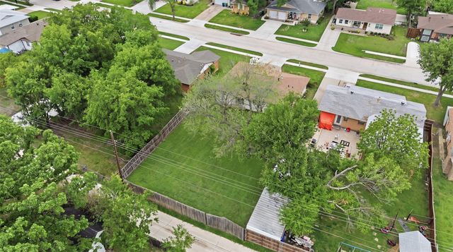 1112 Noble Avenue, Carrollton, TX 75006