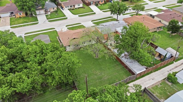 1112 Noble Avenue, Carrollton, TX 75006