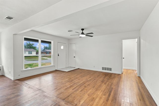 1112 Noble Avenue, Carrollton, TX 75006