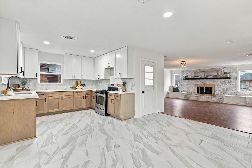 1112 Noble Avenue, Carrollton, TX 75006