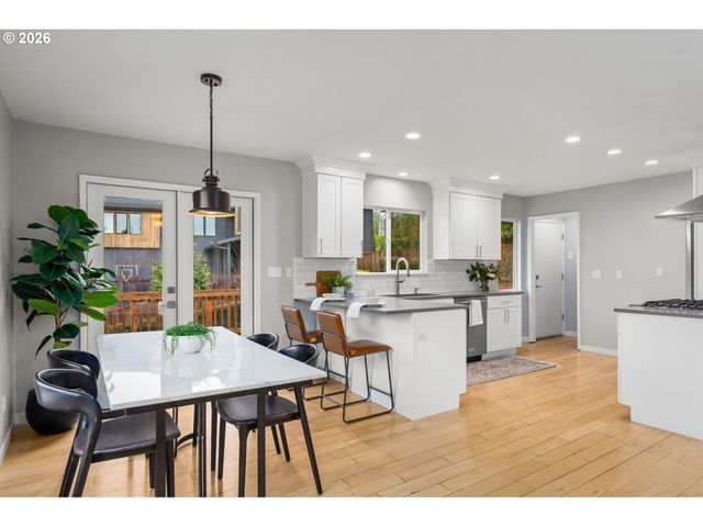 901 Sw MAPLECREST Ct, Portland, OR 97219