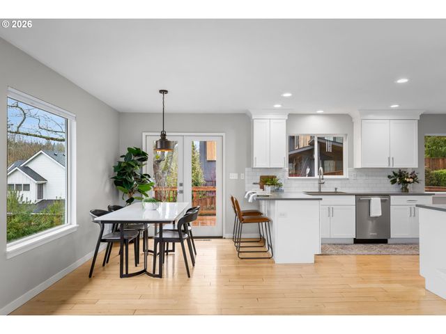 901 Sw MAPLECREST Ct, Portland, OR 97219