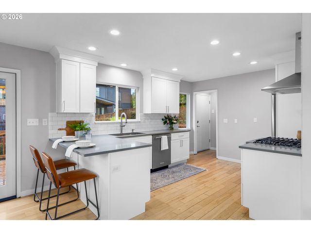 901 Sw MAPLECREST Ct, Portland, OR 97219