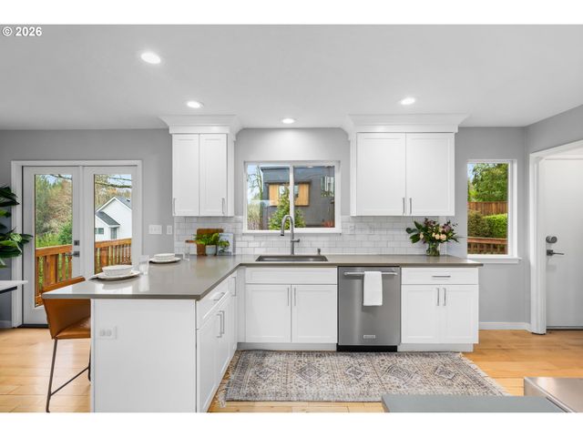 901 Sw MAPLECREST Ct, Portland, OR 97219