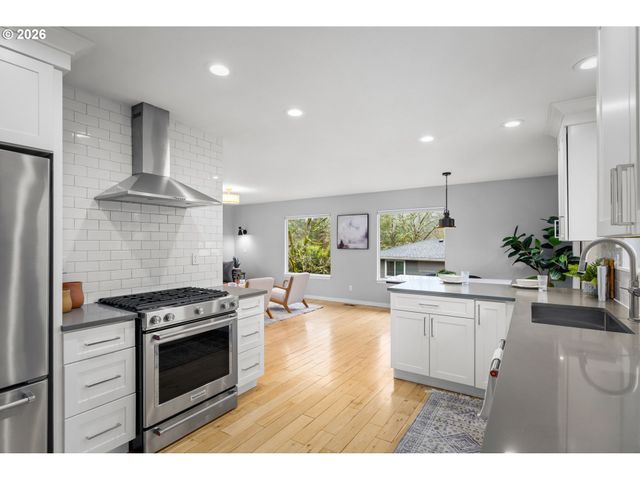 901 Sw MAPLECREST Ct, Portland, OR 97219