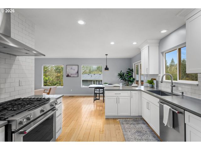 901 Sw MAPLECREST Ct, Portland, OR 97219