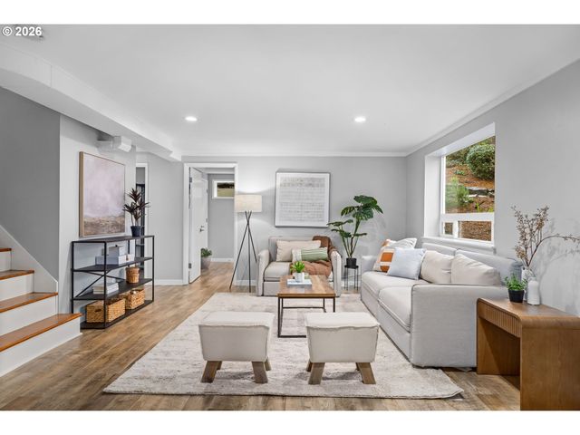 901 Sw MAPLECREST Ct, Portland, OR 97219