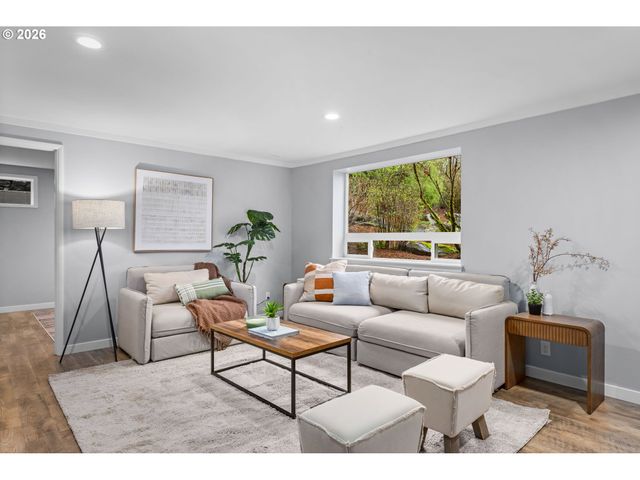 901 Sw MAPLECREST Ct, Portland, OR 97219