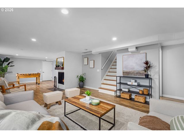 901 Sw MAPLECREST Ct, Portland, OR 97219