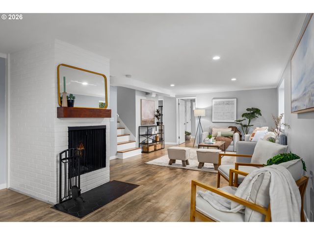 901 Sw MAPLECREST Ct, Portland, OR 97219