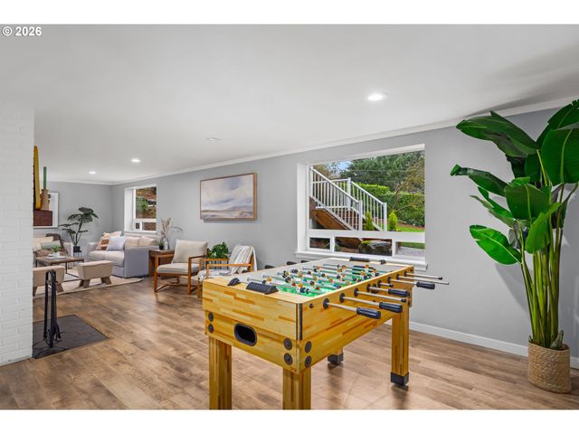 901 Sw MAPLECREST Ct, Portland, OR 97219