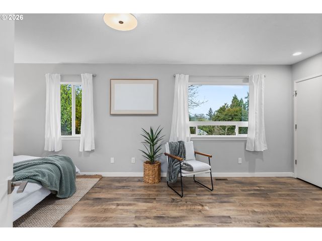 901 Sw MAPLECREST Ct, Portland, OR 97219