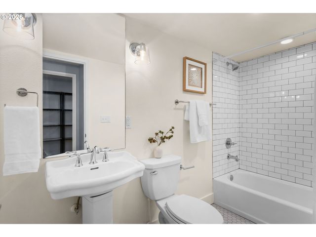 901 Sw MAPLECREST Ct, Portland, OR 97219