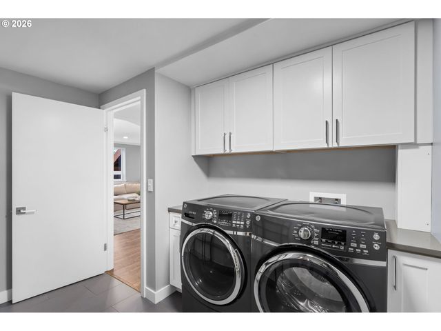 901 Sw MAPLECREST Ct, Portland, OR 97219