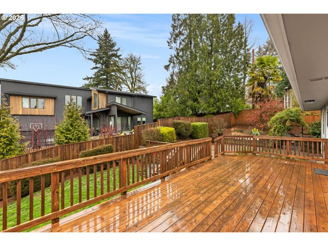901 Sw MAPLECREST Ct, Portland, OR 97219