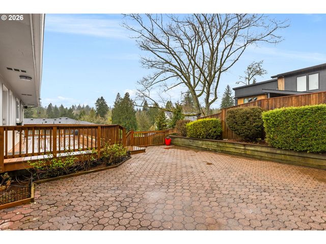 901 Sw MAPLECREST Ct, Portland, OR 97219