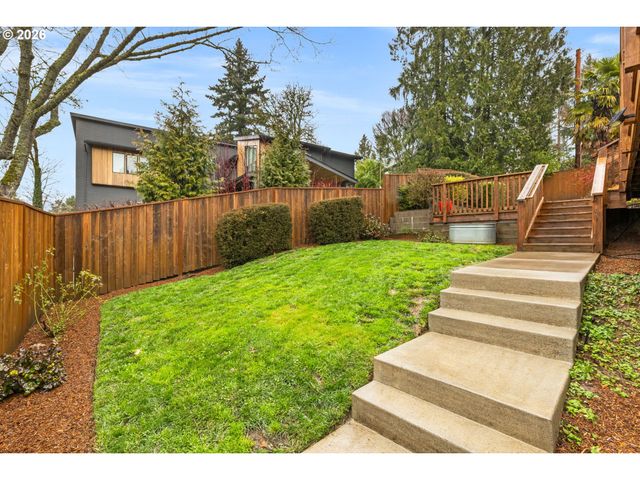 901 Sw MAPLECREST Ct, Portland, OR 97219