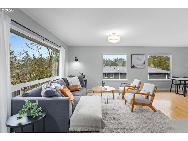 901 Sw MAPLECREST Ct, Portland, OR 97219