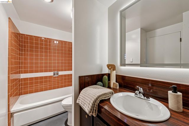 320 Lee St 603, Oakland, CA 94610