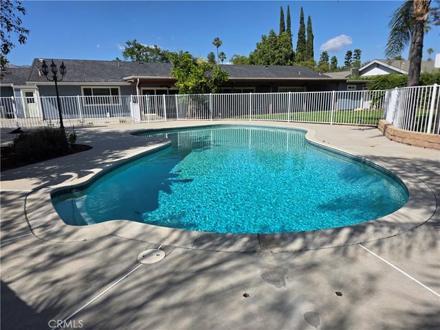 19022 Merridy, Northridge, CA 91324