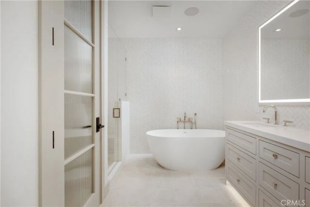 225 Diamond, Newport Beach, CA 92662
