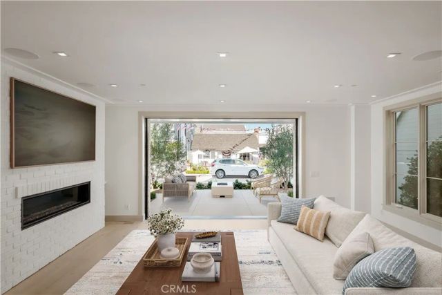 225 Diamond, Newport Beach, CA 92662
