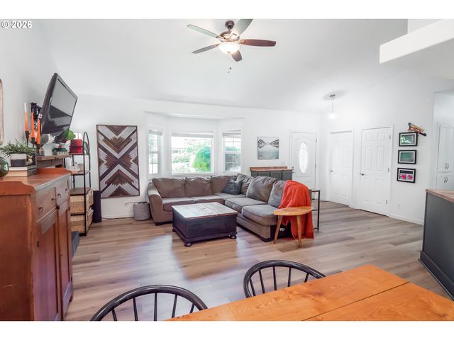 2246 DALE Ave, Eugene, OR 97408