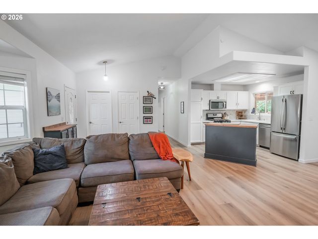 2246 DALE Ave, Eugene, OR 97408