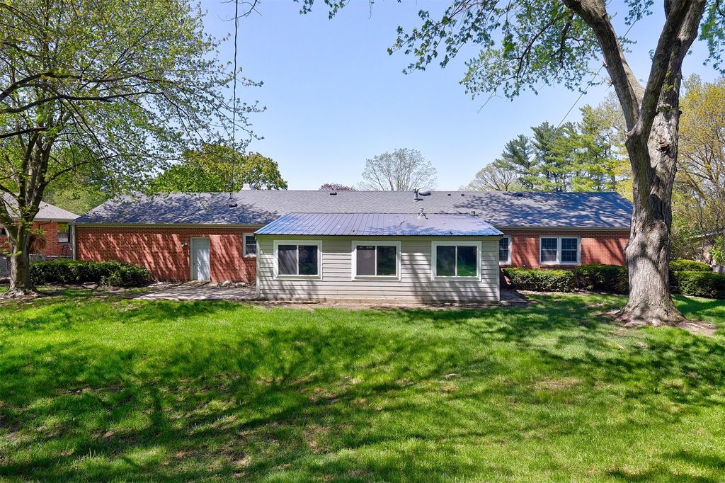 1521 70th Street, Windsor Heights, IA 50324