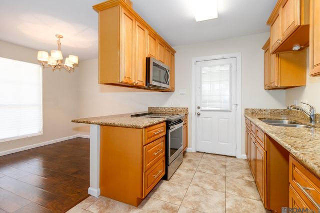 910 Kathryn St, Denham Springs, LA 70726