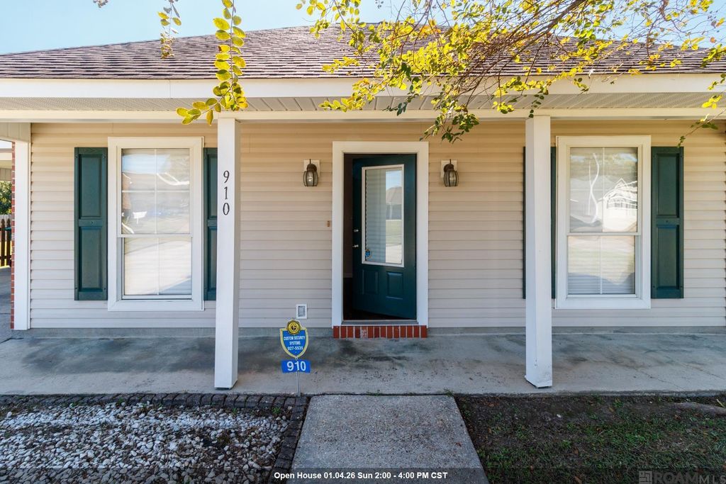 910 Kathryn St, Denham Springs, LA 70726