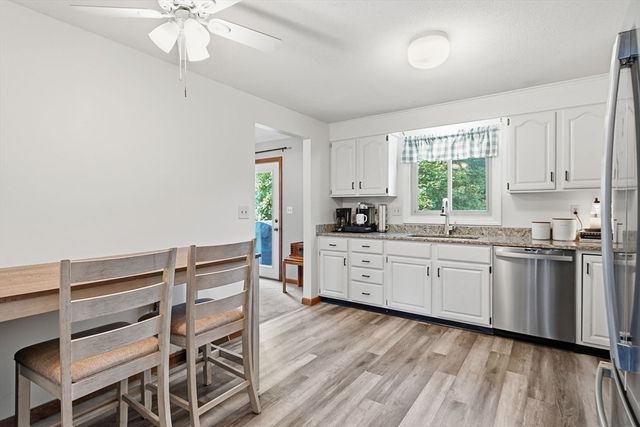 54 Hampden Ln, Agawam, MA 01001