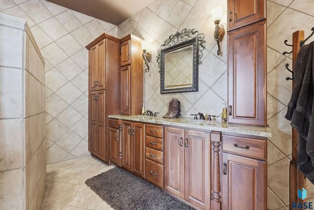 6301 S Grand Prairie Dr Drive, Sioux Falls, SD 57108