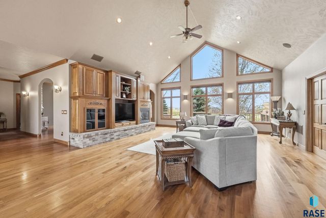 6301 S Grand Prairie Dr Drive, Sioux Falls, SD 57108