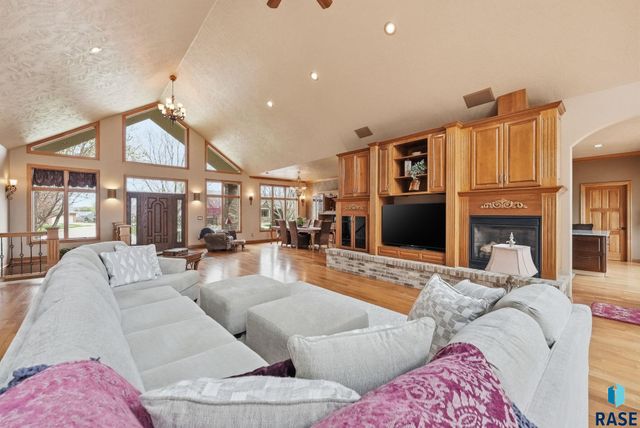 6301 S Grand Prairie Dr Drive, Sioux Falls, SD 57108