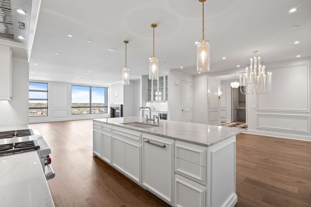 595 60th Street S 404, West Des Moines, IA 50266