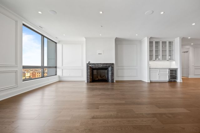 595 60th Street S 404, West Des Moines, IA 50266