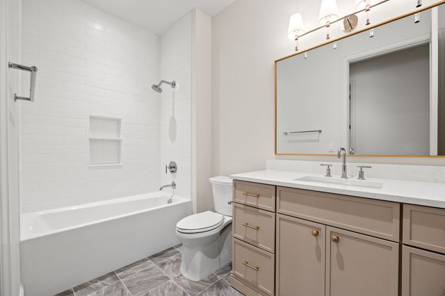 595 60th Street S 404, West Des Moines, IA 50266