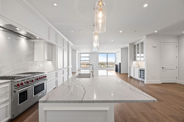 595 60th Street S 404, West Des Moines, IA 50266