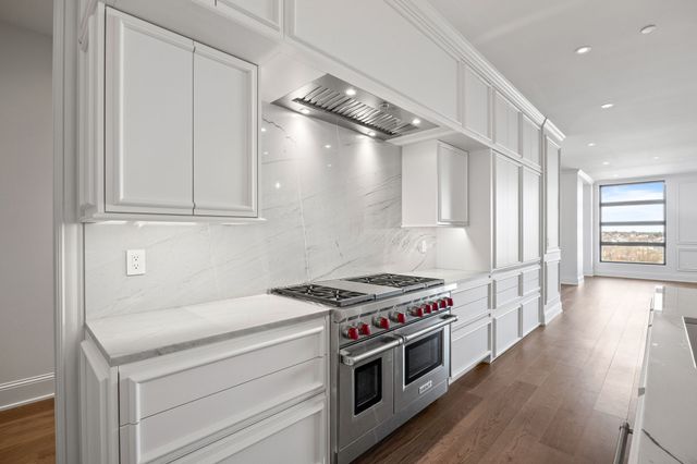 595 60th Street S 404, West Des Moines, IA 50266