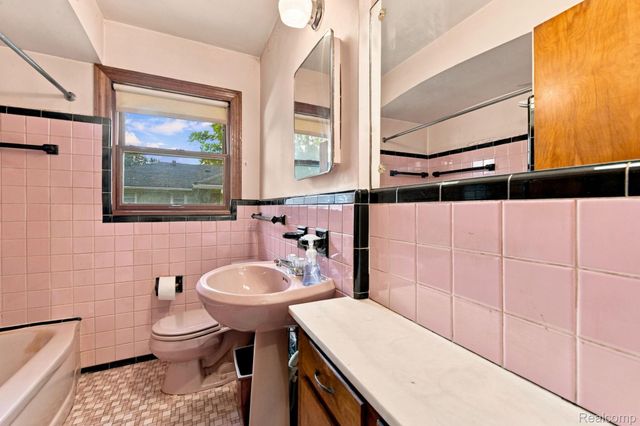 20290 Meridian Road, Grosse Ile Township, MI 48138