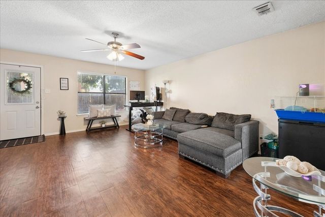 930 Southmoor Drive, Arlington, TX 76010