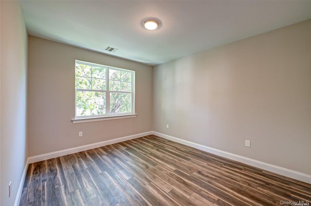 1 Conklin Street 204, Farmingdale, NY 11735