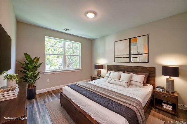 1 Conklin Street 204, Farmingdale, NY 11735