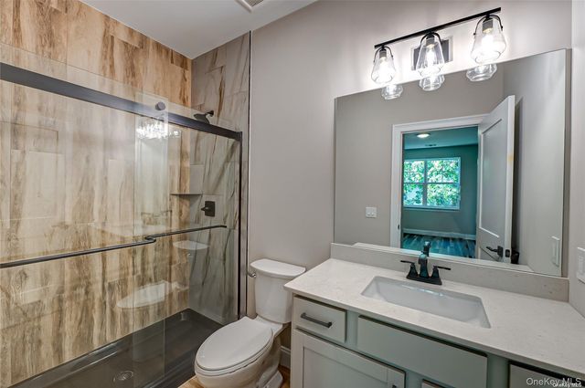 1 Conklin Street 204, Farmingdale, NY 11735