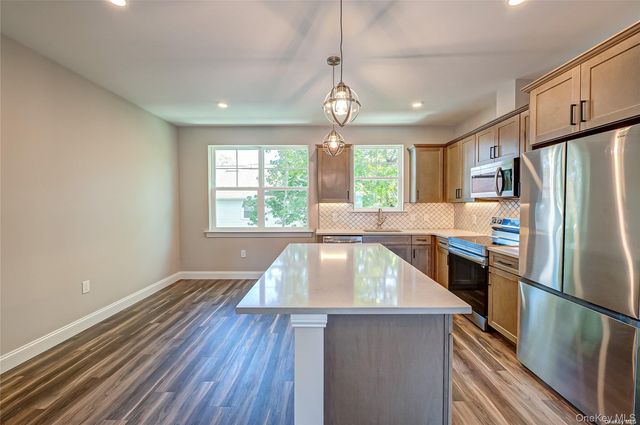 1 Conklin Street 204, Farmingdale, NY 11735